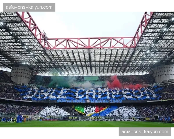 比赛花絮：马德里德比中球迷看台打出巨型TIFO致敬老帅西蒙尼